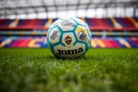 Мяч с автографами футболистов основного состава